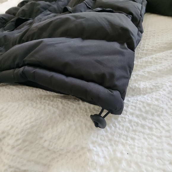 Black Puffer Jacket with Faux Fur Hood and Insulated Design - Picture 5 of 6